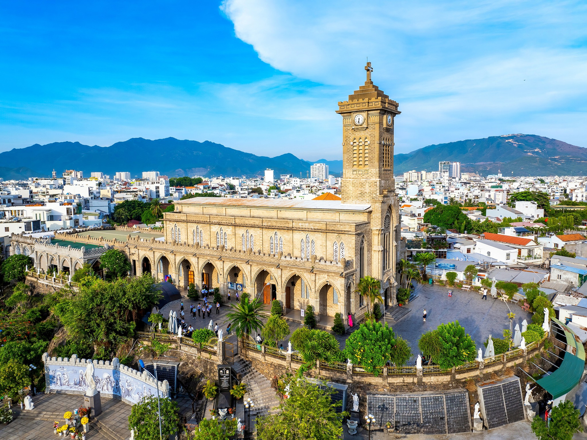 Kiến trúc Gothic tráng lệ của Nhà thờ Đá Nha Trang